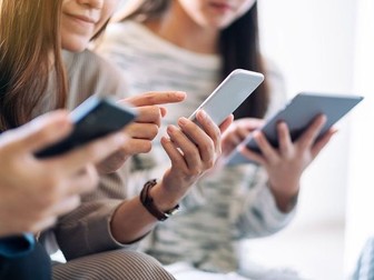 French Listening Activities "Le téléphone portable" - MYP 3