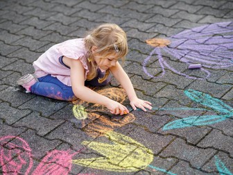 Comment la création artistique peut-elle aider les enfants à composer avec l’éco-anxiété ?