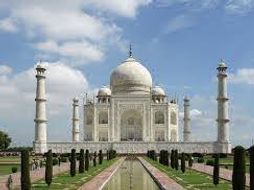 Why did Shah Jahan build the Taj Mahal?